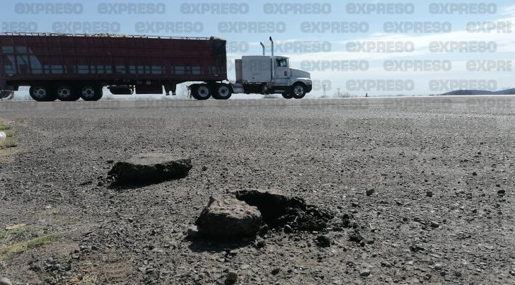 Mal estado de la carretera Navojoa-Benito Juárez pone en riesgo a los conductores