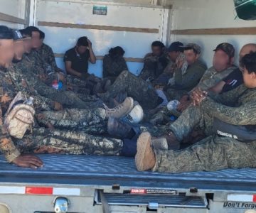 Aseguran a 16 migrantes ilegales tras encontrarlos en un camión de mudanzas