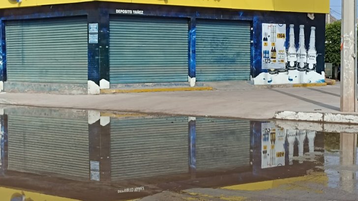 Fuga de agua inunda nuevo concreto hidráulico de la calle Yáñez