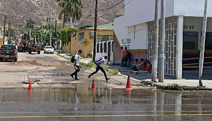 Persiste fuga de drenaje en avenida principal de Guaymas