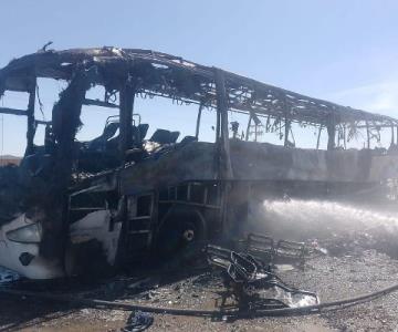 Se incendia transporte jornalero en carretera Caborca-Santa Ana
