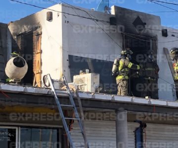 Incendio en locales comerciales moviliza a bomberos y vecinos en Hermosillo
