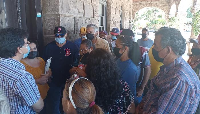 Jubilados del Ayuntamiento de Guaymas solicitan el dinero que la anterior administración les retuvo