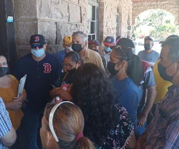 Jubilados del Ayuntamiento de Guaymas solicitan el dinero que la anterior administración les retuvo