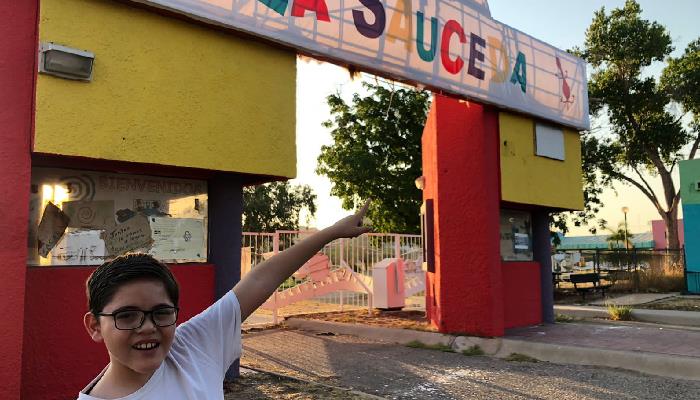 Luis Elí y su familia dan vida a la entrada de La Sauceda
