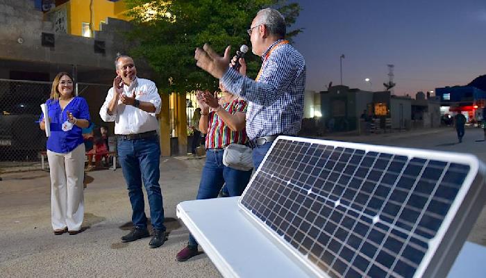 Alcalde entrega luminarias solares a fraccionamiento Paseo del Pedregal