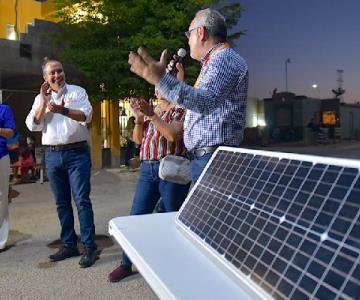 Alcalde entrega luminarias solares a fraccionamiento Paseo del Pedregal
