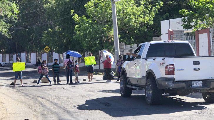 Padres y alumnos toman calles por falta de electricidad en primaria Lázaro Cárdenas