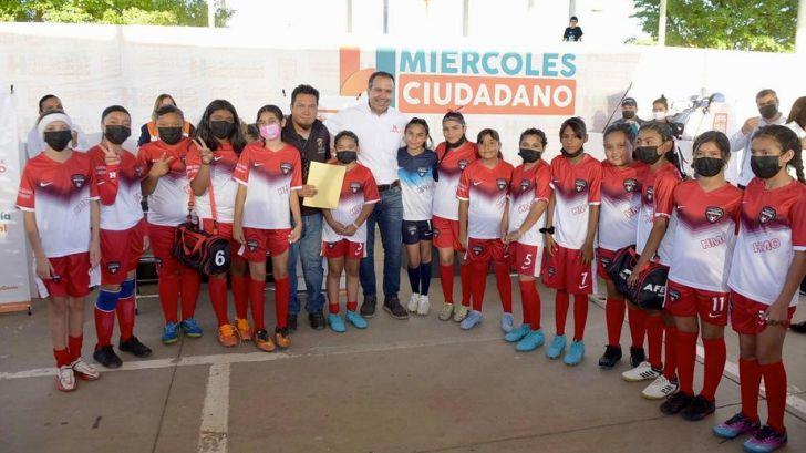 Antonio Astiazarán entrega apoyo económico a Selección Femenil de Fútbol