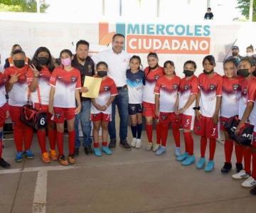 Antonio Astiazarán entrega apoyo económico a Selección Femenil de Fútbol