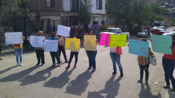 Alumnos en primaria de Nogales sufren los estragos del calor; padres toman instalaciones