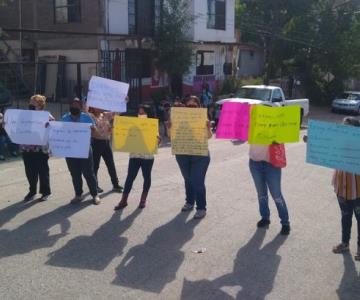 Alumnos en primaria de Nogales sufren los estragos del calor; padres toman instalaciones